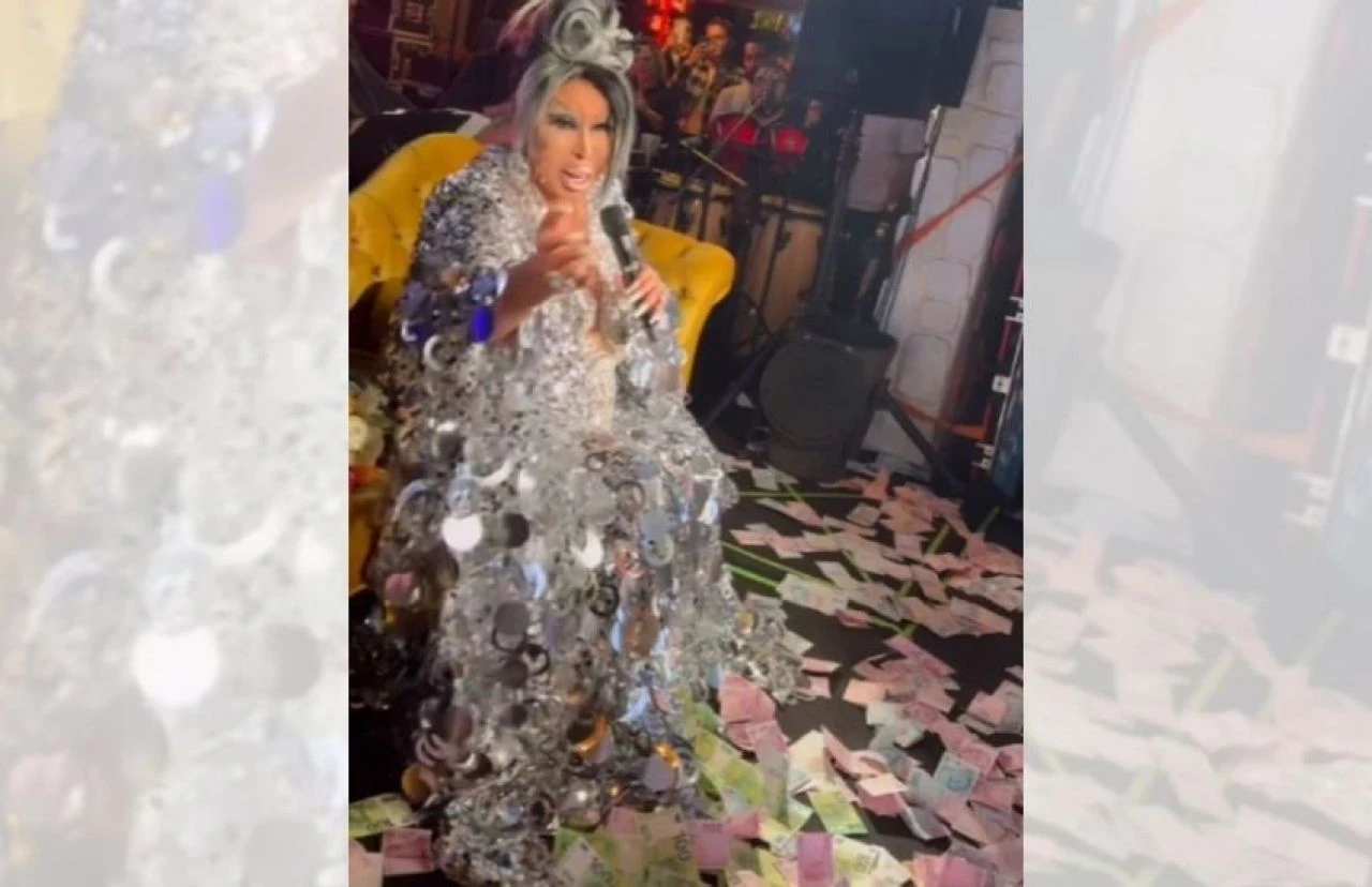 Bülent Ersoy sahnesine dolar yağdı! Tomar tomar paralar havada uçuştu