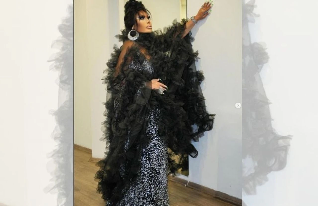 Bülent Ersoy sahnesine dolar yağdı! Tomar tomar paralar havada uçuştu