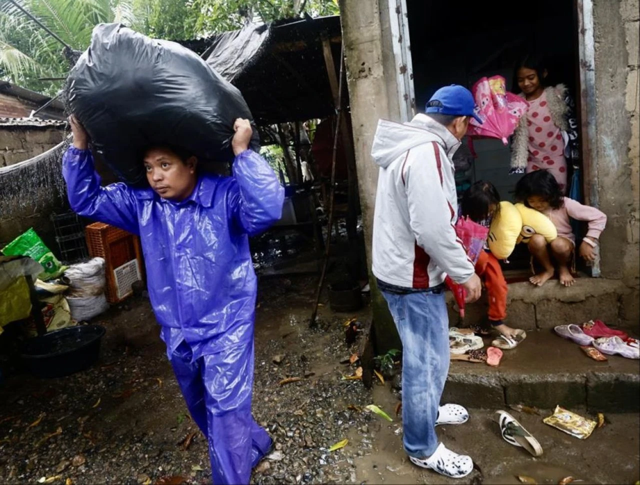 Filipinler'i vuran Yinxing Tayfunu'nun ardından Toraji kabusu: Binlerce kişi evinden oldu