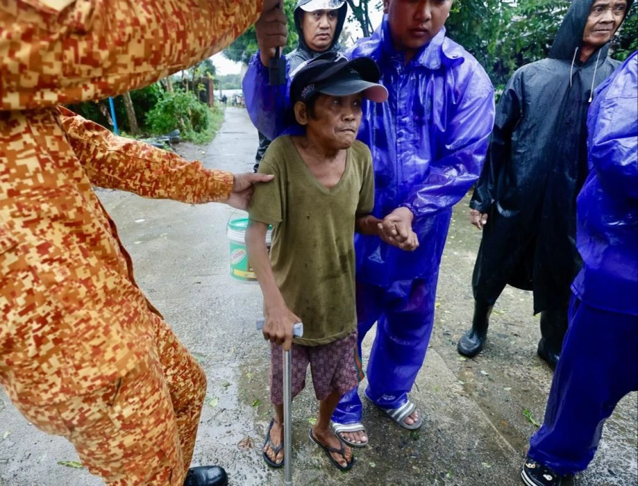 Filipinler'i vuran Yinxing Tayfunu'nun ardından Toraji kabusu: Binlerce kişi evinden oldu