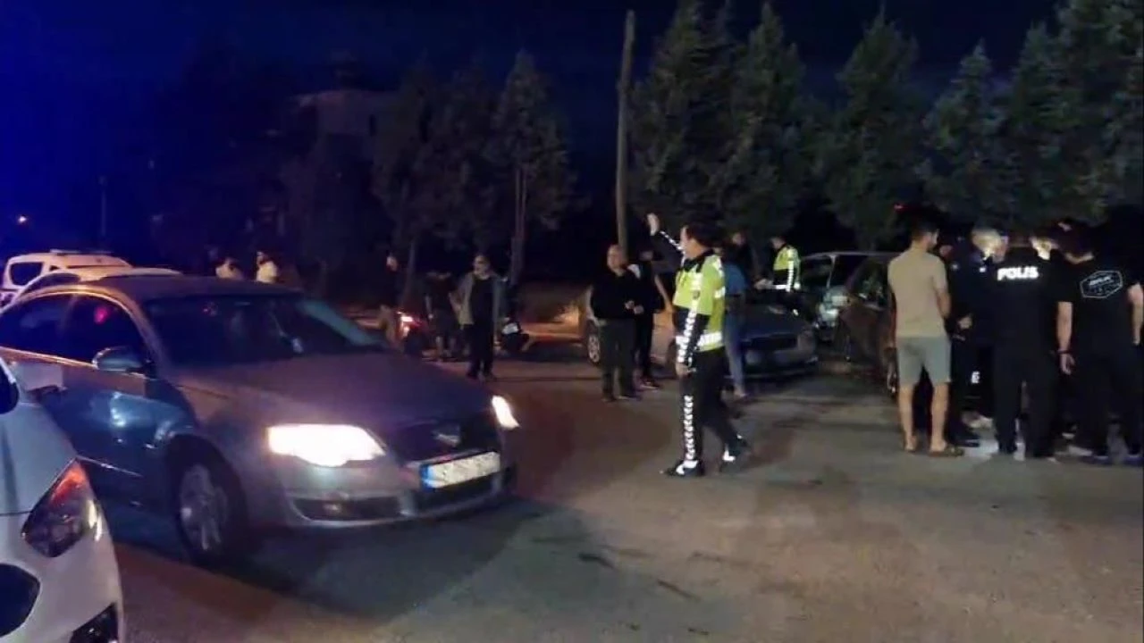 Park halindeki araçlara ok gibi saplandı! O anlar kamerada