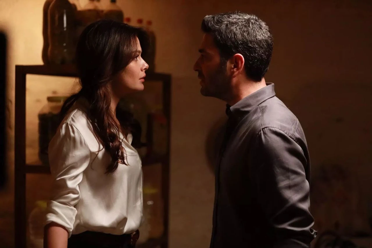 Uzak Şehir dizisinde Şahin Albora karakterini oynayan Alper Çankaya'nın yer aldığı dizi ve filmler - 2. Resim