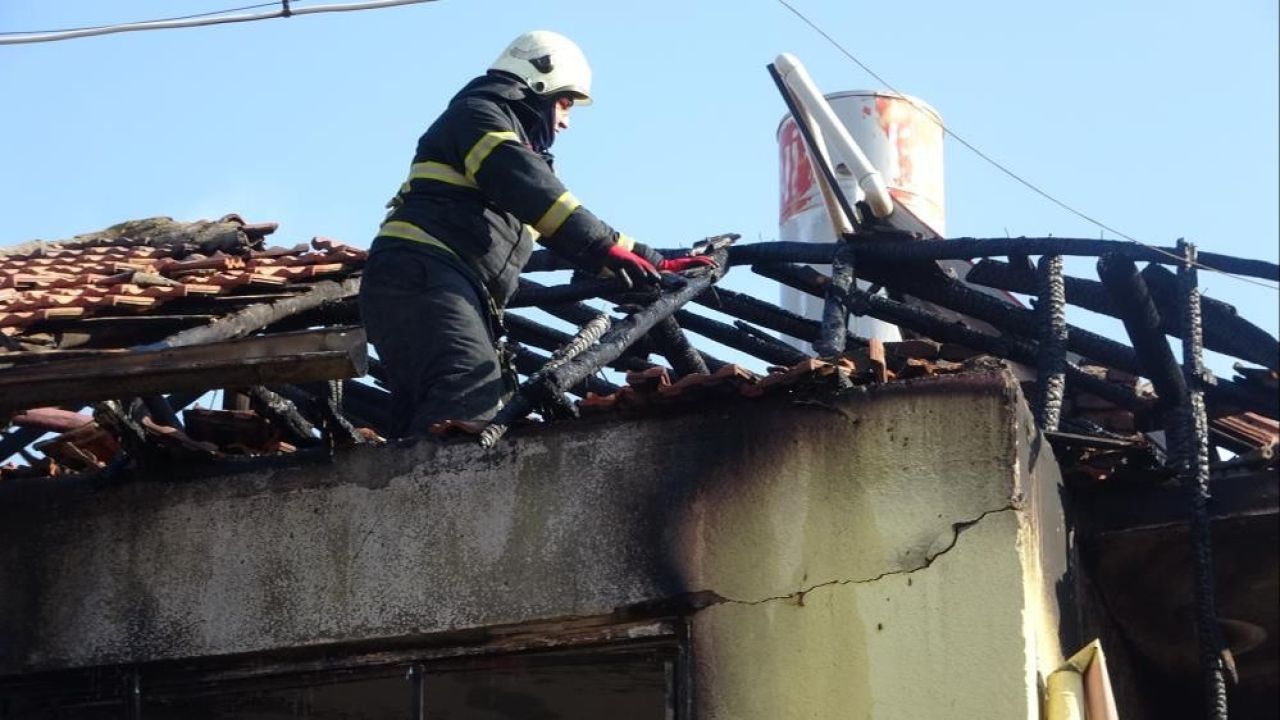 Bir facia daha yaşanacaktı... Aksaray'da kömür sobası evi küle çevirdi: 7'si çocuk 9 kişi ölümden döndü - 1. Resim