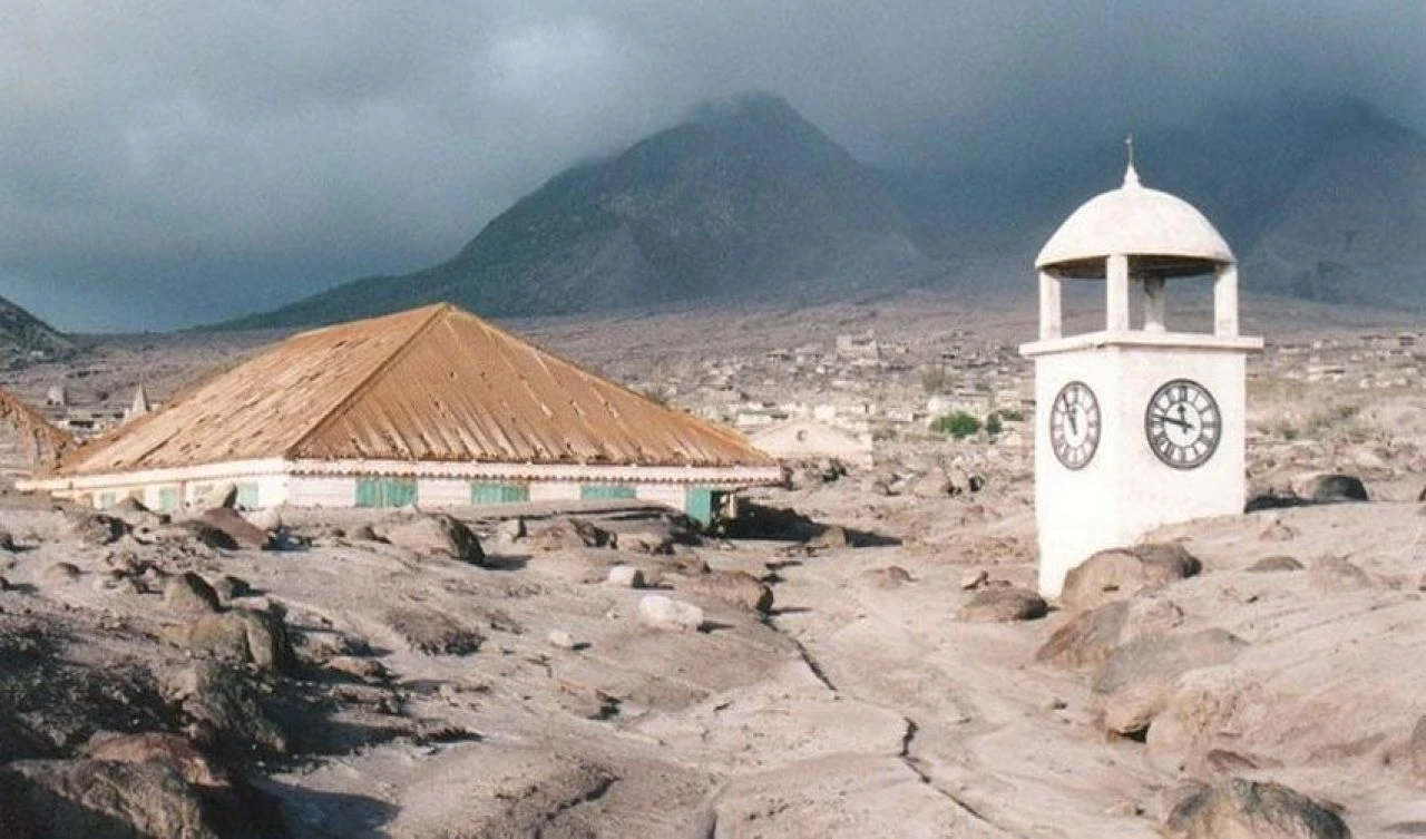 Dakikalar içinde hayalet şehre dönüştü! Zümrüt ada karanlık turizmin merkezi haline geldi