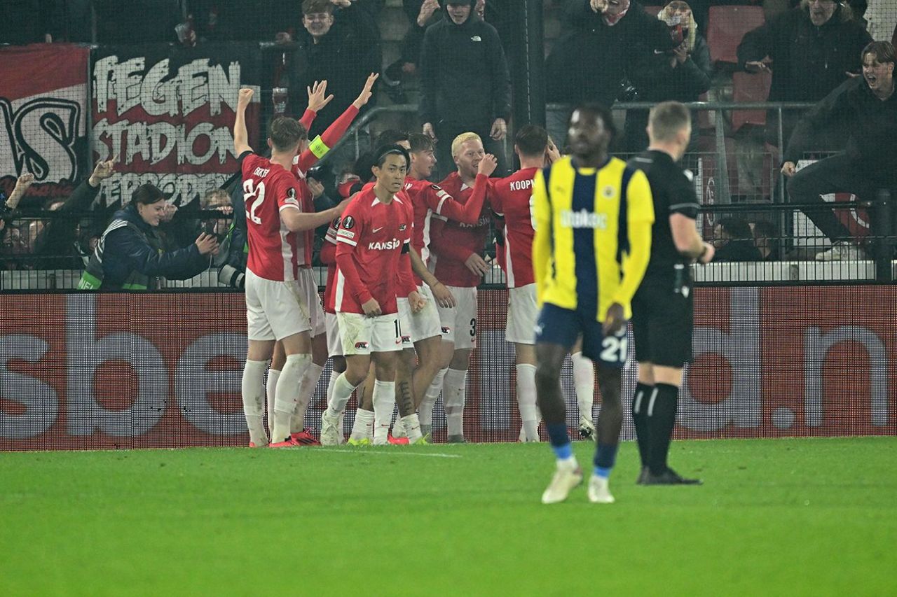 Fenerbahçe'nin soyunma odası Hollanda'da gündemde! AZ Alkmaar maçı sonrası çöp yığınlarını paylaştılar - 1. Resim