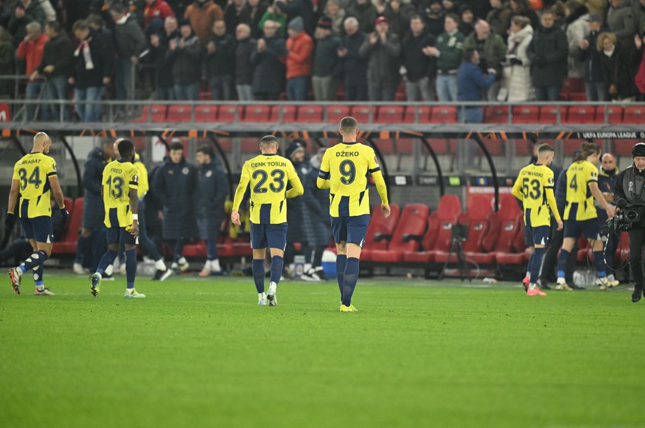 Fenerbahçe'nin soyunma odası Hollanda'da gündemde! AZ Alkmaar maçı sonrası çöp yığınlarını paylaştılar - 2. Resim