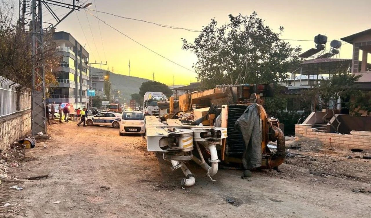 Freni patlayan kamyon dehşet saçtı! Ortalık savaş alanına döndü - 1. Resim