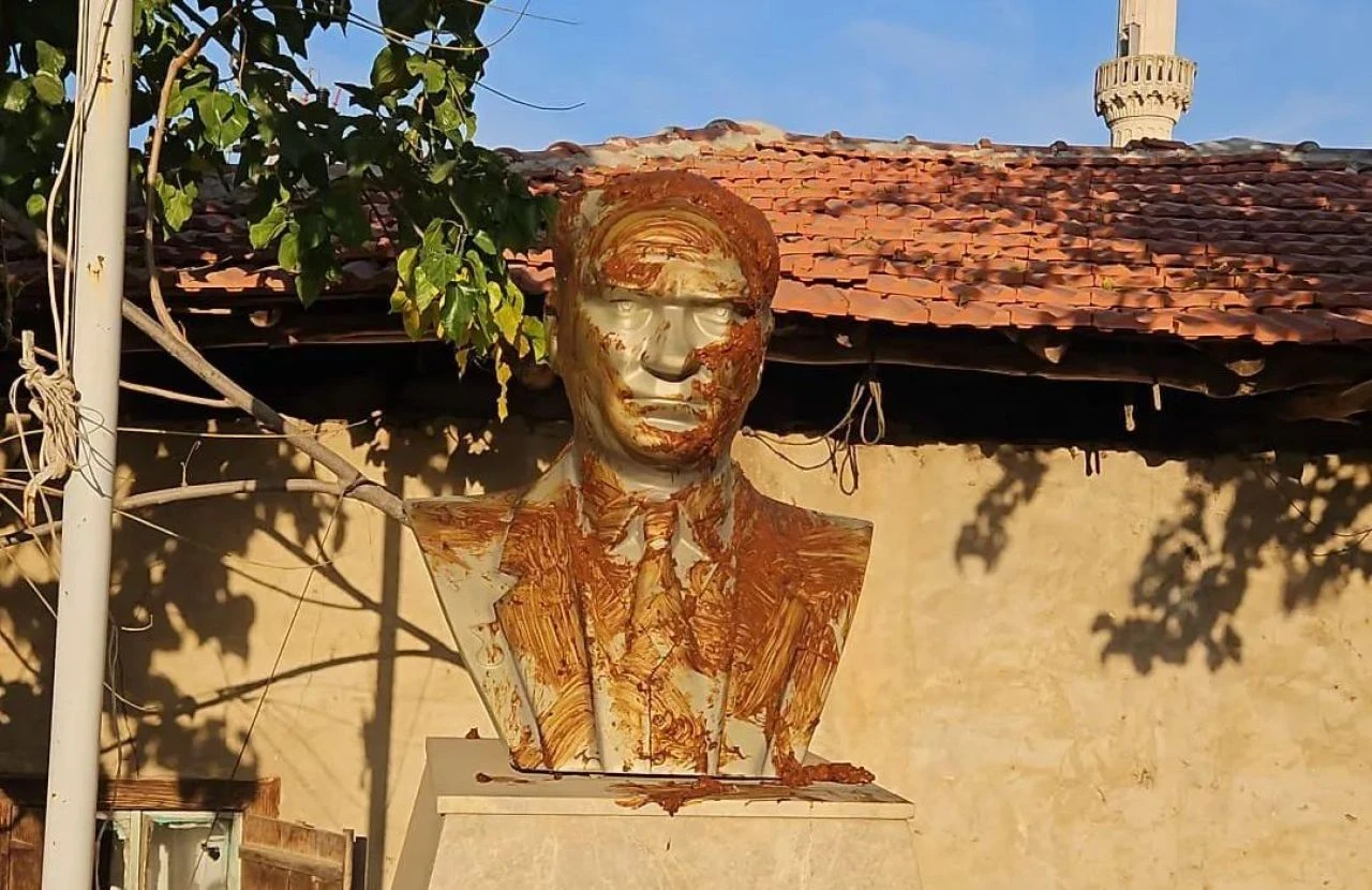 İzmir'de Atatürk büstüne saldıran şüpheli hakkında karar çıktı