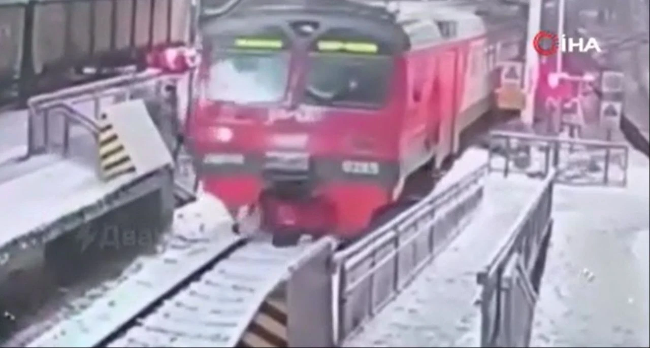 Kulaklıkla giderken trenin altında kaldı! Dehşet içinde bakınca şaşkınlığa uğradılar