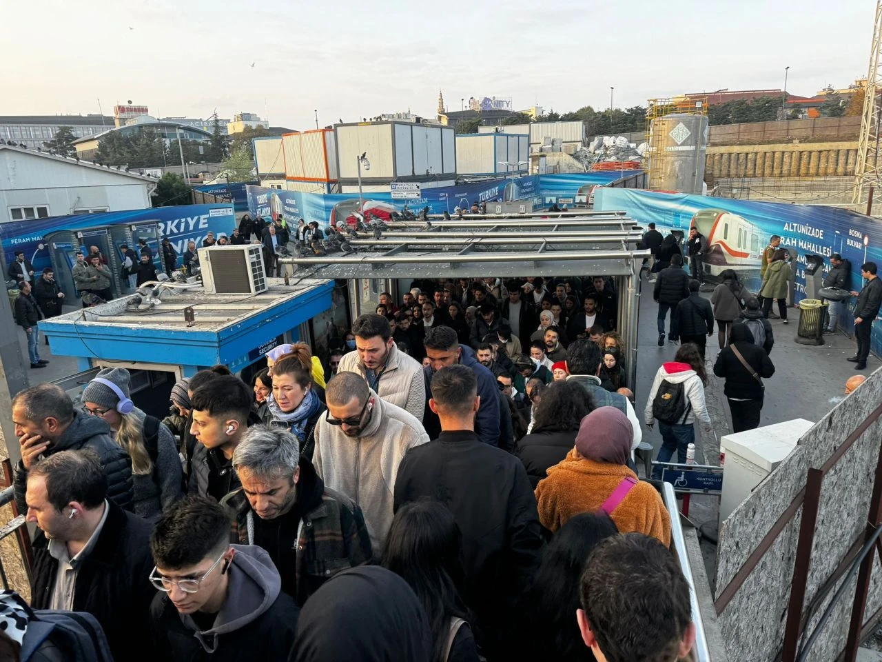 Metrobüs duraklarındaki yolcu yoğunluğu isyan ettiriyor! Acil çözüm bekleniyor - 3. Resim