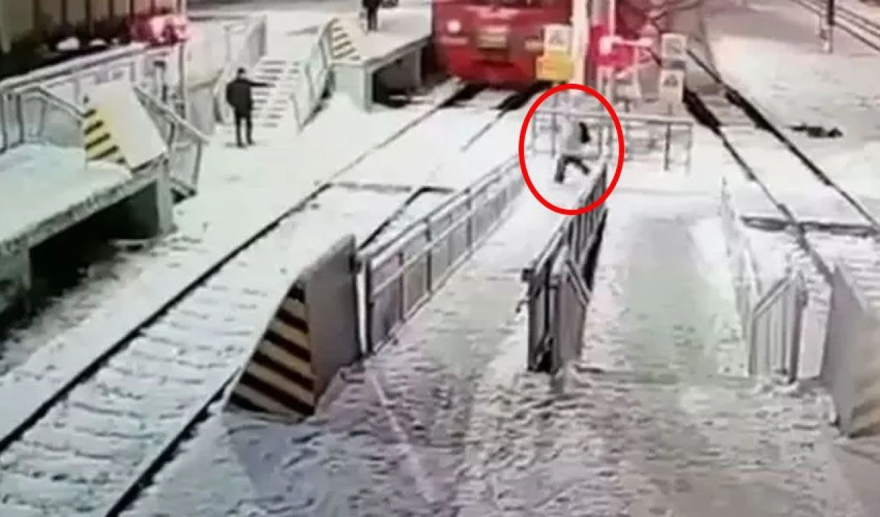 Treni ne gördü ne de duydu! Raylarda sürüklendi olağanüstü kurtuluş kameraya böyle yansıdı - 1. Resim