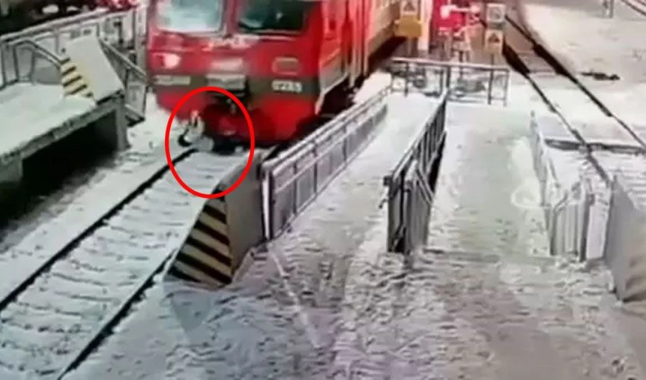 Treni ne gördü ne de duydu! Raylarda sürüklendi olağanüstü kurtuluş kameraya böyle yansıdı - 2. Resim