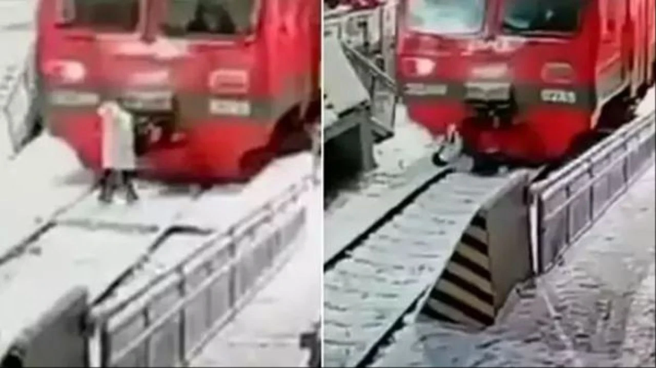 Treni ne gördü ne de duydu! Raylarda sürüklendi olağanüstü kurtuluş kameraya böyle yansıdı - 3. Resim