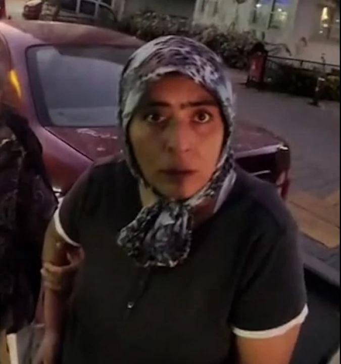 Uzaylı taklidi yapan gencin, yaşlı teyzelere sorduğu soru kahkahaya boğdu! "Yavrum Allah sana yardım etsin"