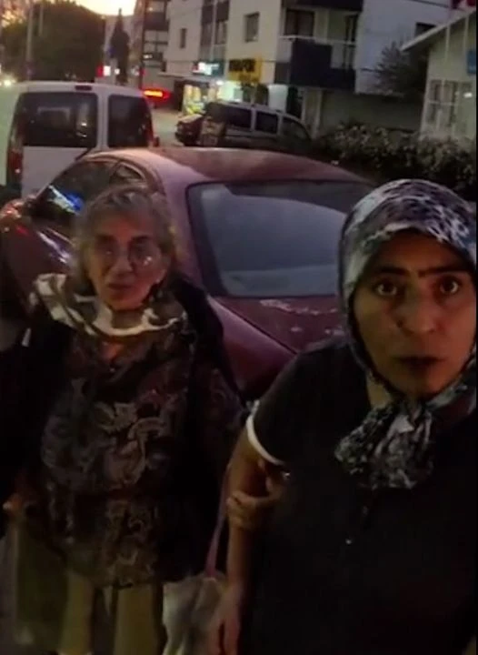 Uzaylı taklidi yapan gencin, yaşlı teyzelere sorduğu soru kahkahaya boğdu! "Yavrum Allah sana yardım etsin"
