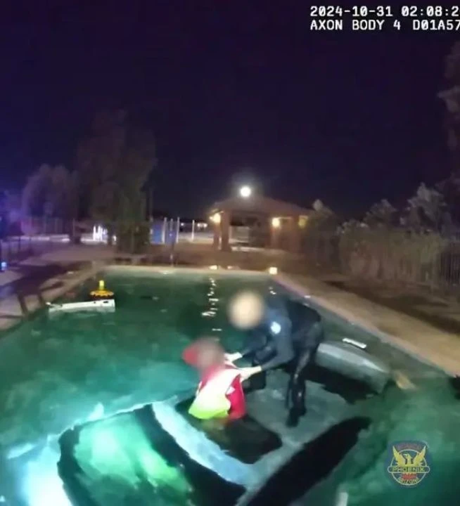 Aracıyla havuza uçtu! Kurtarılma anları kameraya böyle yansıdı - 3. Resim