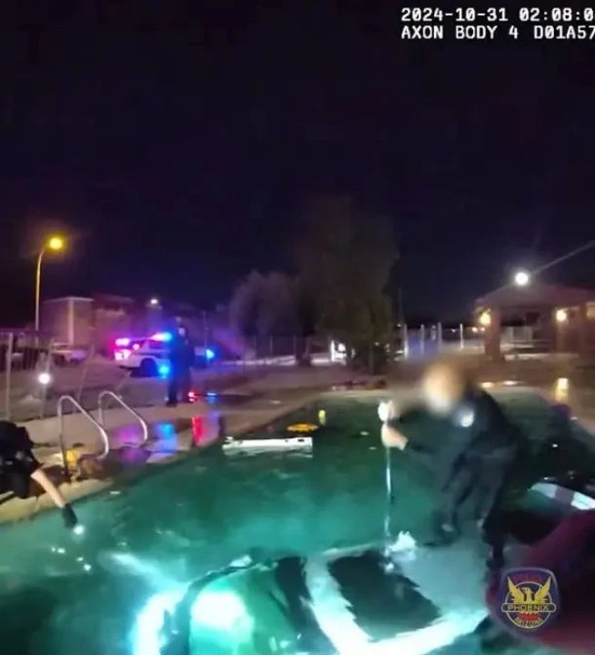 Aracıyla havuza uçtu! Kurtarılma anları kameraya böyle yansıdı - 1. Resim