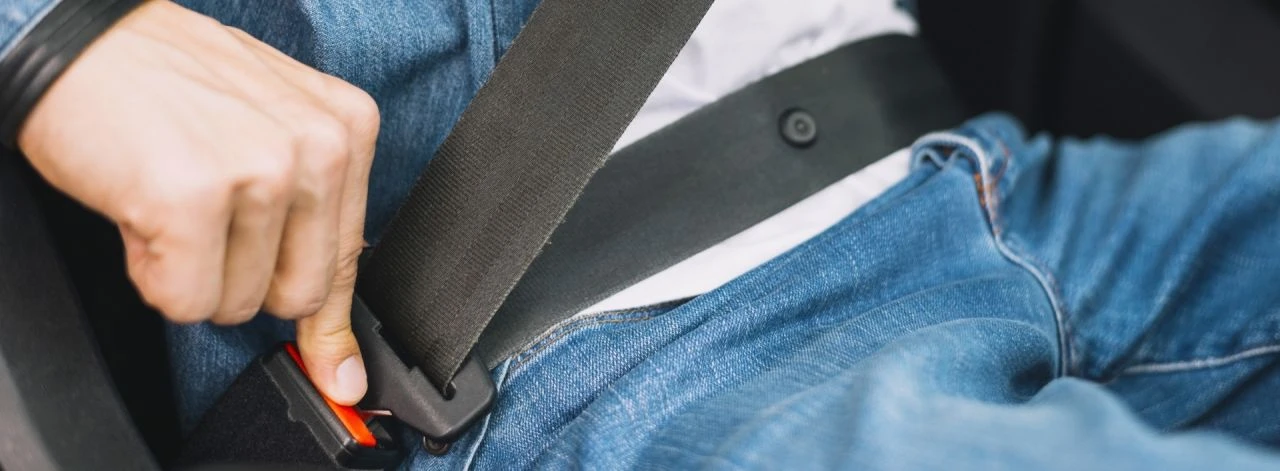 Herkesin arabasında var! Hayatınızı ona borçlusunuz: Süs gibi görünen küçük düğme ne işe yarıyor? - 2. Resim