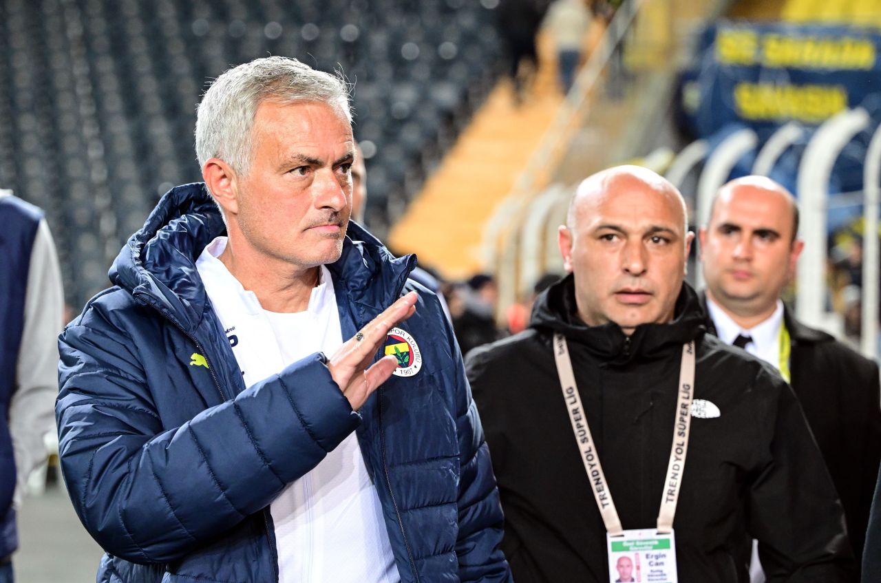 Jose Mourinho Fenerbahçe'den ayrılıyor mu? Efsane futbolcudan bomba iddia! Gidebileceği 2 takımı açıkladı - 2. Resim