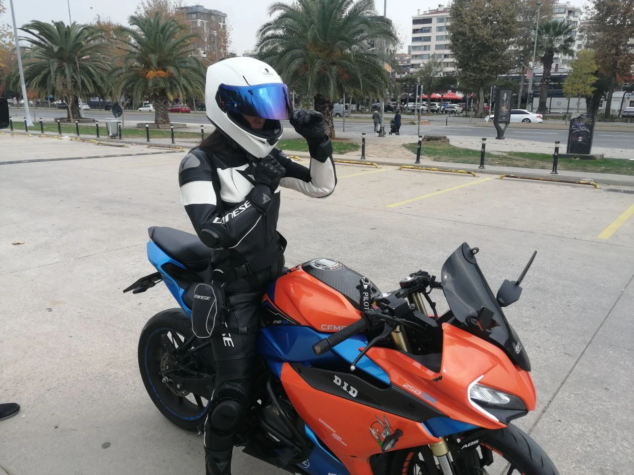 Sırtına yazdığı yazıyla trafikte dolaştı! Motosikletli genç kızı gören kornaya bastı - 2. Resim