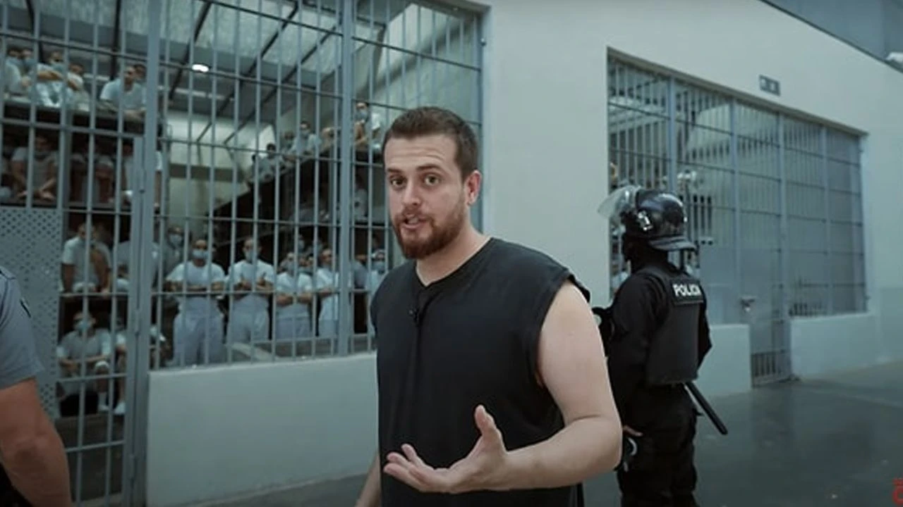 Ünlü fenomen Alper Rende dünyanın en azılı suçlularının olduğu CECOT hapishanesine girdi! Konuşmak yasak, buraya giren çıkamıyor - 3. Resim