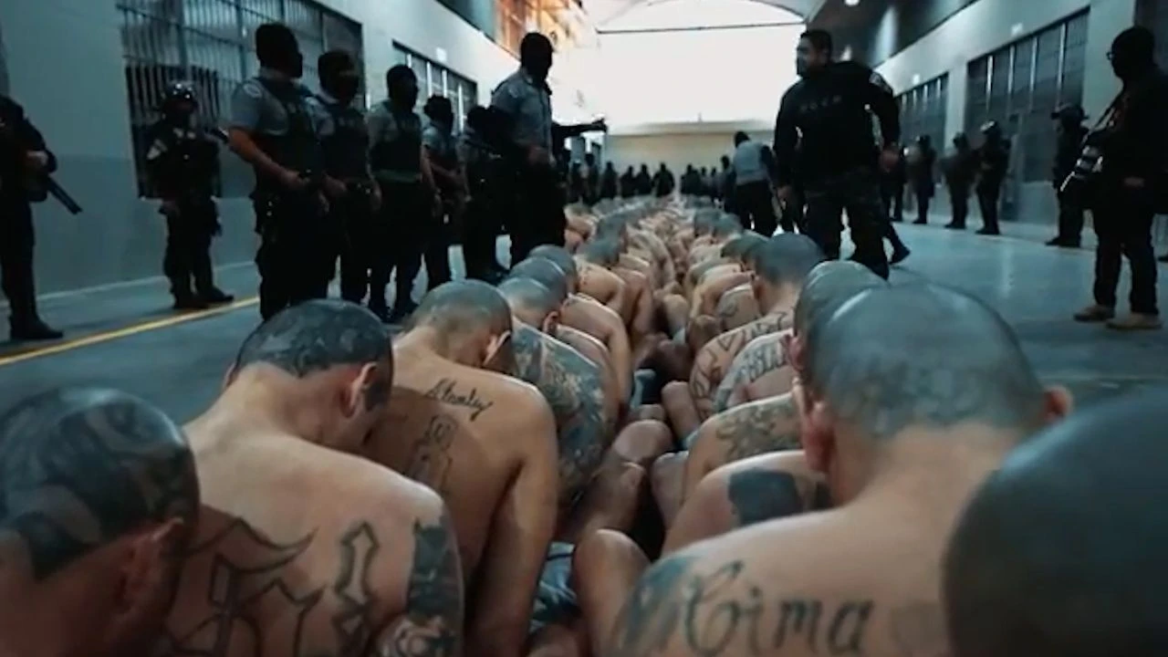 Ünlü fenomen Alper Rende dünyanın en azılı suçlularının olduğu CECOT hapishanesine girdi! Konuşmak yasak, buraya giren çıkamıyor - 5. Resim