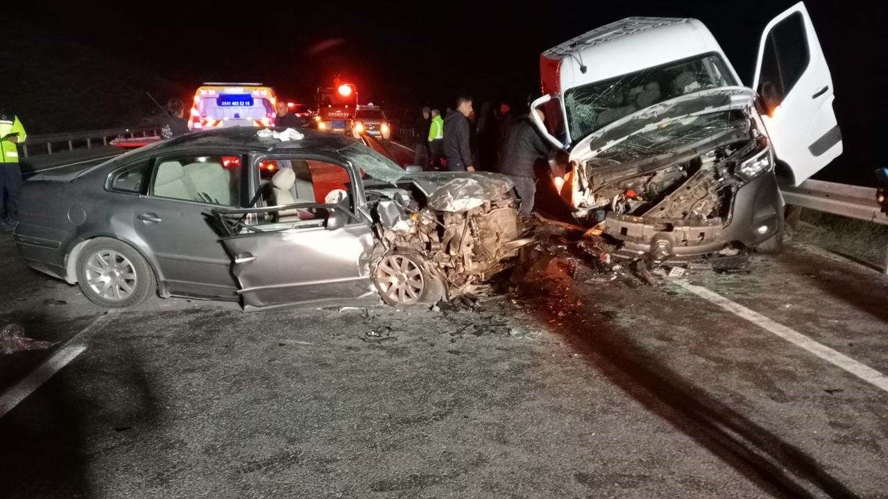 Yozgat’ta kahreden kaza! Minibüs otomobille çarpıştı: Ölü ve yaralılar var!