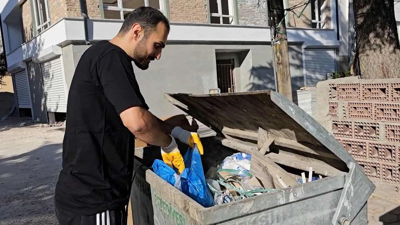 Zengin mahallesindeki çöpleri karıştıran genç, gördükleriyle şoke oldu: "Hayatımda hiç görmedim, bunları mı yiyor zenginler?" - 2. Resim