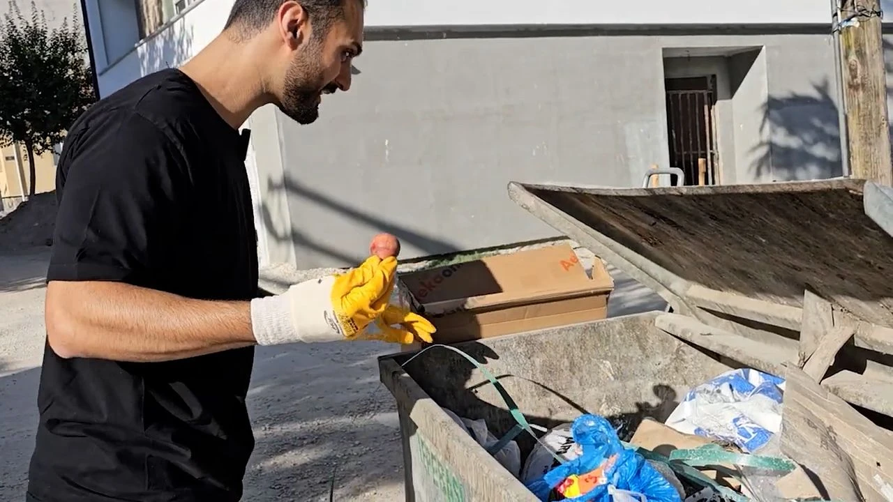 Zengin mahallesindeki çöpleri karıştıran genç, gördükleriyle şoke oldu: "Hayatımda hiç görmedim, bunları mı yiyor zenginler?" - 1. Resim
