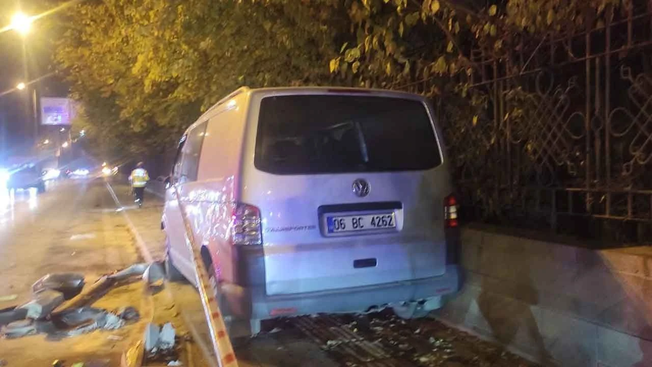 Ankara’da panelvan faciası: Kırmızı ışıkta bekleyen araçları biçti: 1 ölü, 1 ağır yaralı - 1. Resim