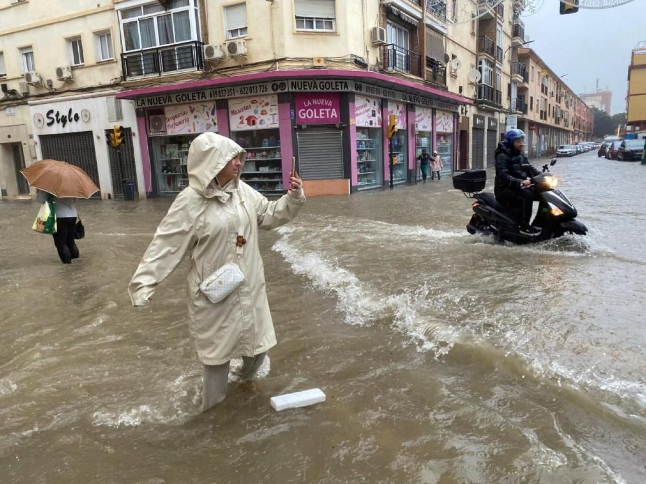 Arabalarını naylona sarıp, direklere zincirleyerek önlem aldılar! Yeni felaket korkusu - 4. Resim