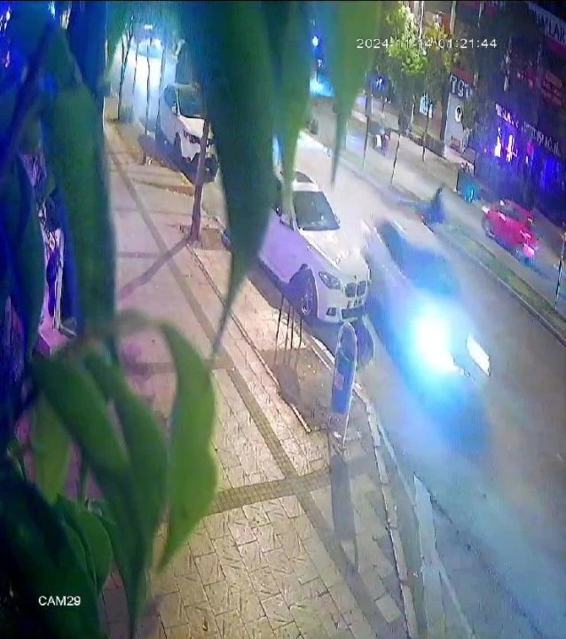 Dehşete düşüren kaza kamerada! Anne ve oğluna biri çarptı, diğeri üstlerinden geçti - 1. Resim