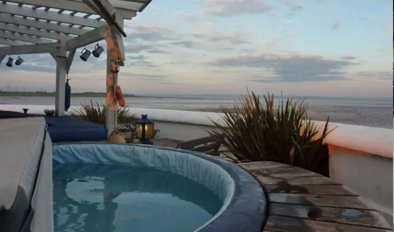 Jakuzili ve 7 yatak odalı deniz feneri satışta! Muhteşem manzaraya sahip - 10. Resim