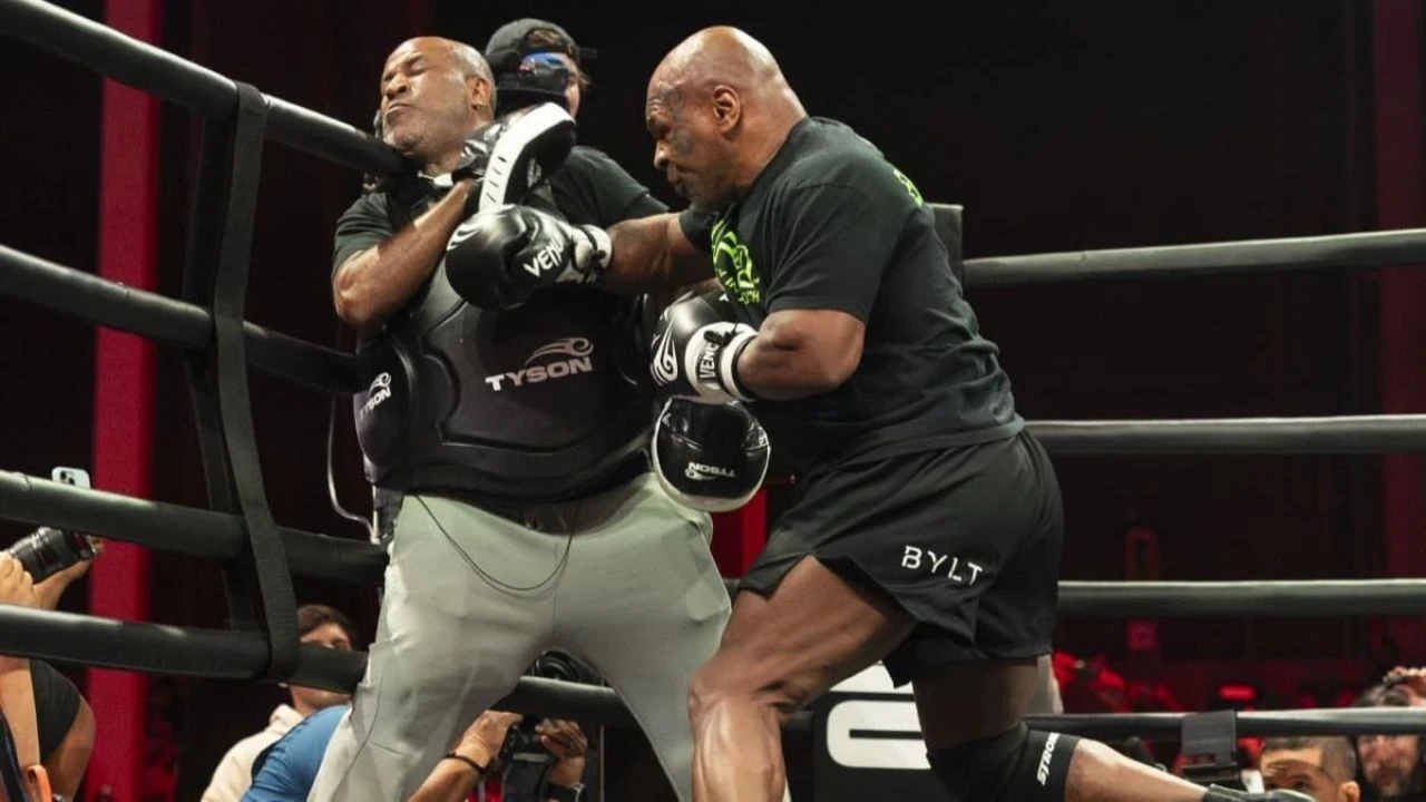 Mike Tyson, Jake Paul maçı öncesi korku saldı! Antrenörünü neredeyse nakavt ediyordu - 2. Resim