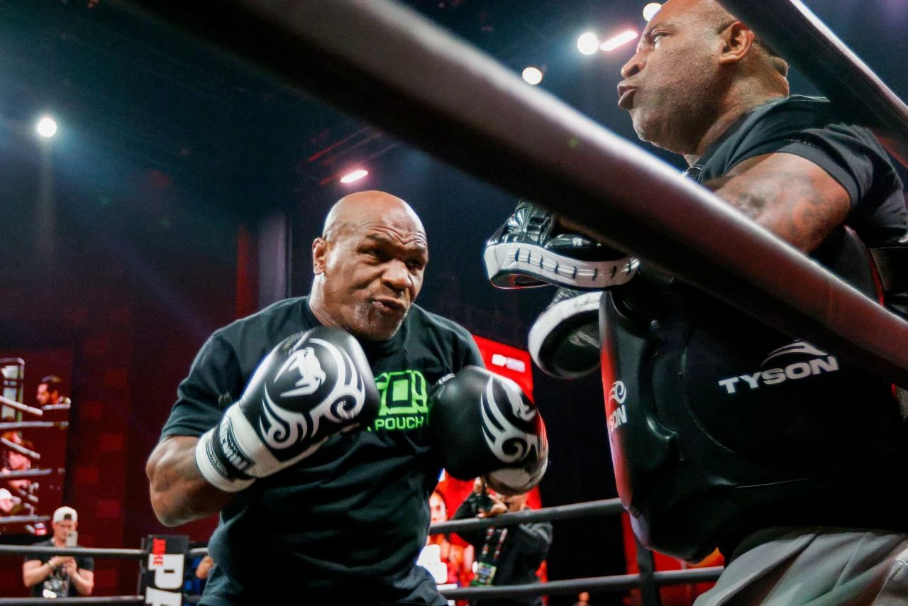 Mike Tyson, Jake Paul maçı öncesi korku saldı! Antrenörünü neredeyse nakavt ediyordu - 1. Resim