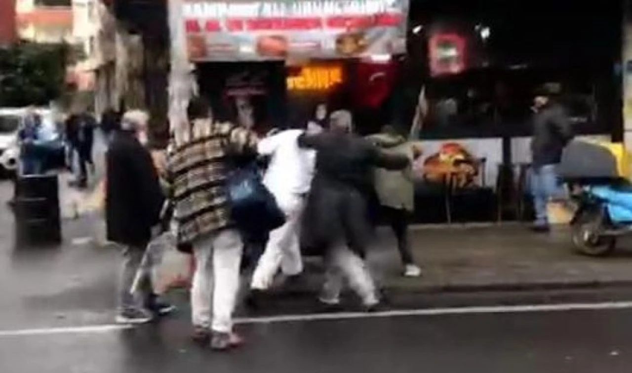 Babadan oğluna bastonlu dayak! Saniye saniye kameraya yansıdı