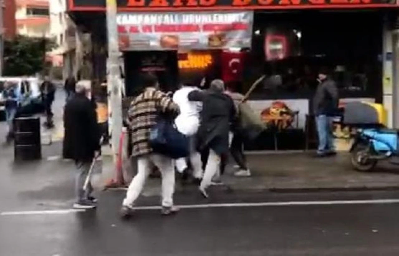 Babadan oğluna bastonlu dayak! Saniye saniye kameraya yansıdı