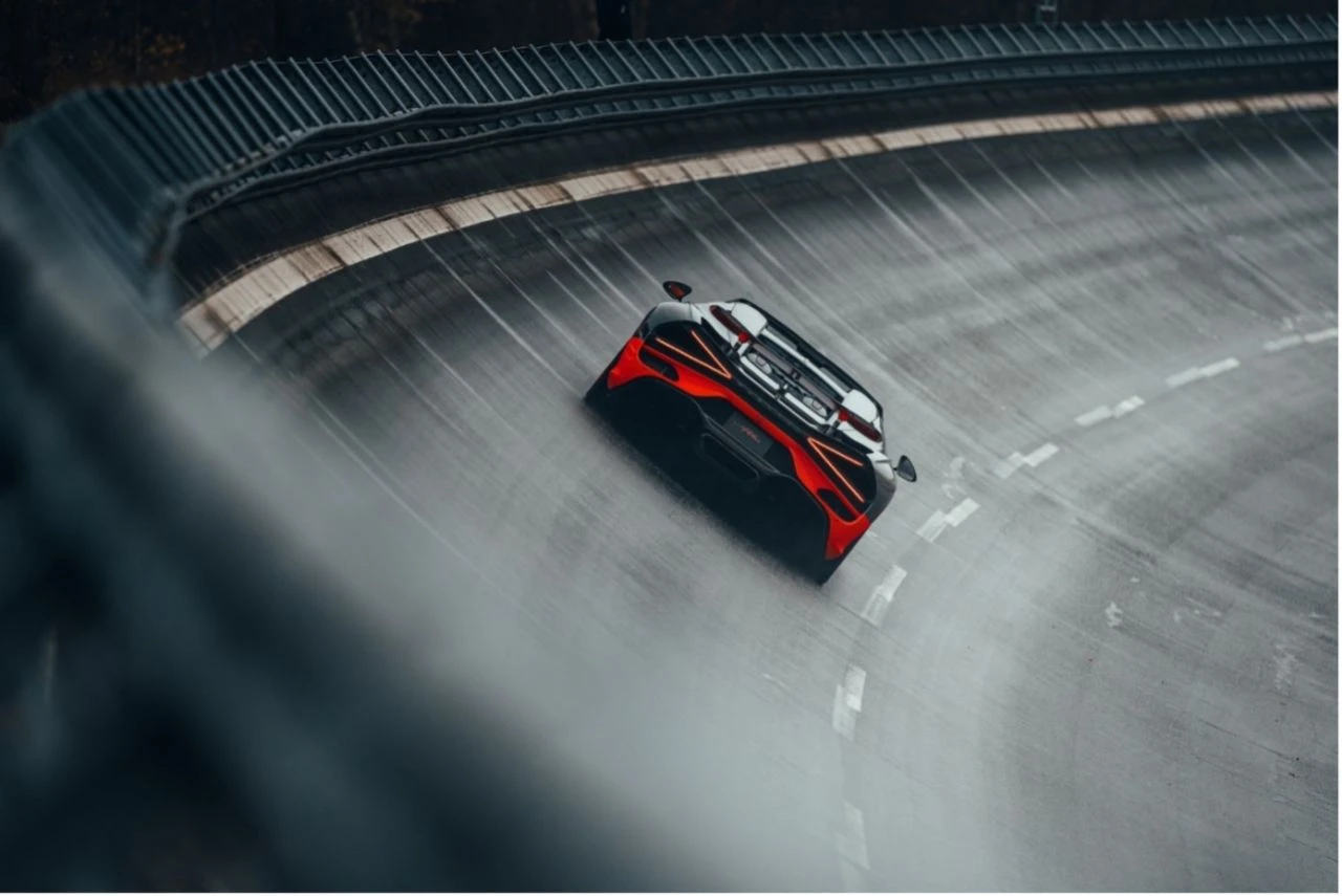 Bugatti'nin yeni modeli resmen uçtu: 453.91 km hız ile dünya rekoru - 2. Resim