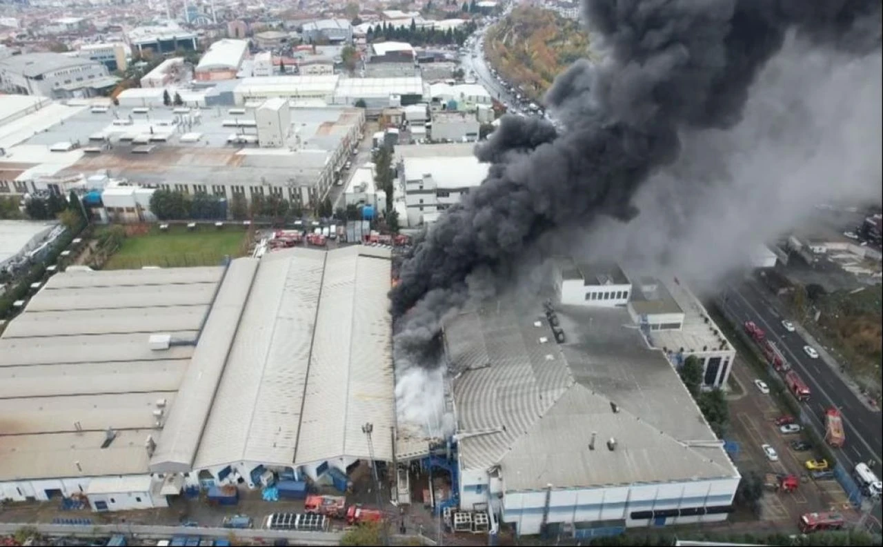 Esenyurt'ta fabrika yangını! İşçiler sokağa döküldü, çok sayıda itfaiye sevk edildi - 3. Resim