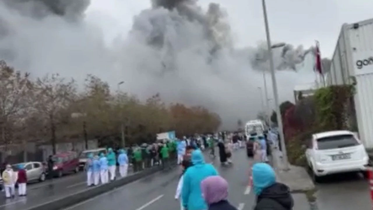 Esenyurt'ta fabrika yangını! İşçiler sokağa döküldü, çok sayıda itfaiye sevk edildi - 2. Resim