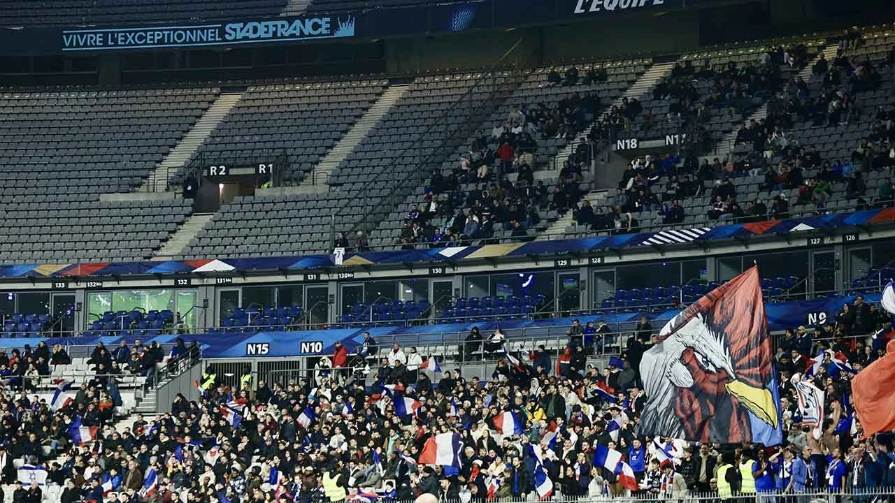 Fransa-İsrail maçında İsrail marşına tepki! Taraftarlar birbirine girdi - 1. Resim