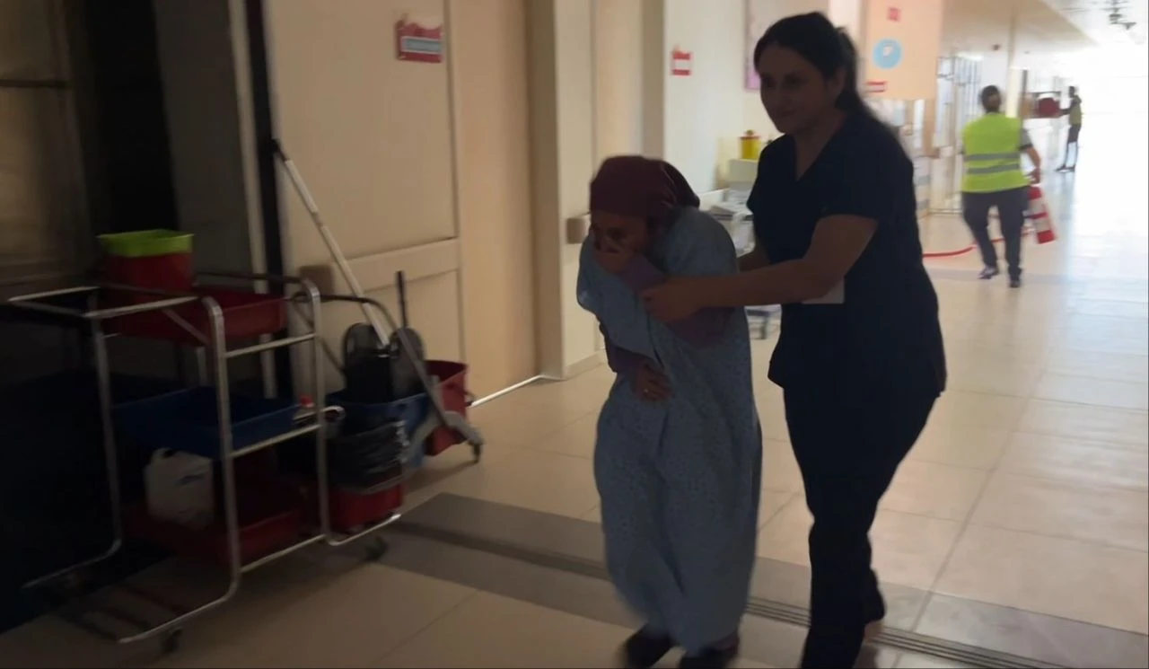 Kendini öyle bir kaptırdı ki görenler gerçek sandı!  Nefes kesen tatbikat!