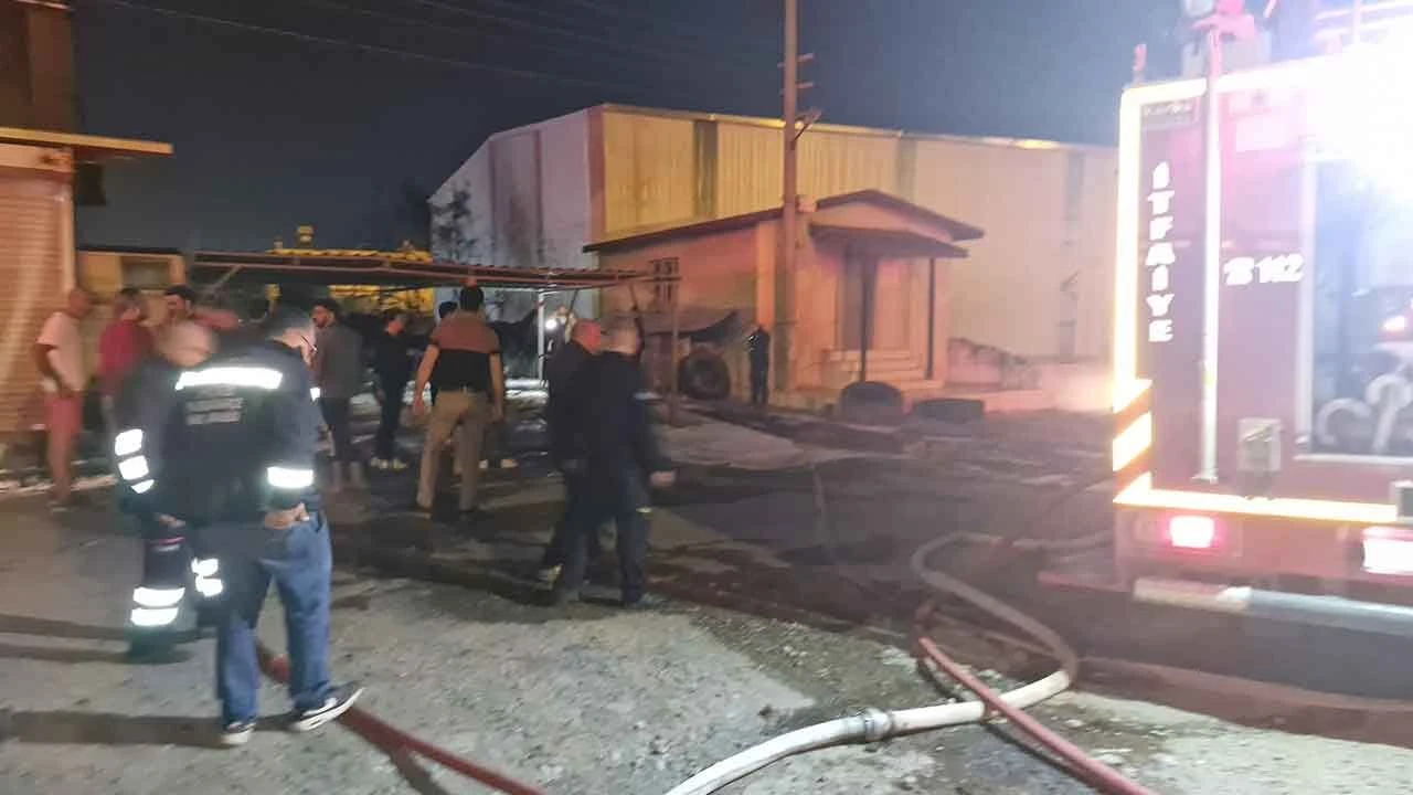Lastikçide yangın faciası: Alevler geceyi aydınlattı - 2. Resim