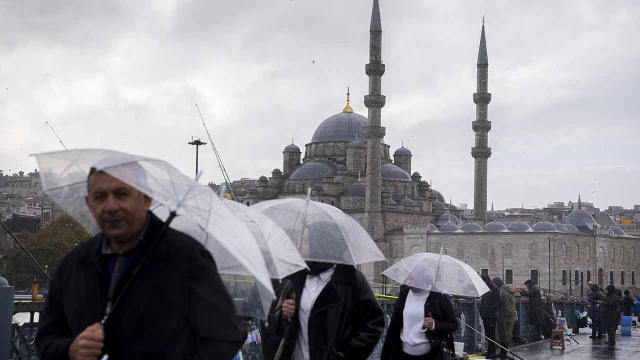 Meteoroloji&#039;den sel uyarısı: İstanbul dahil birçok kenti sağanak vuracak! İşte 15 Kasım 2024 il il hava durumu