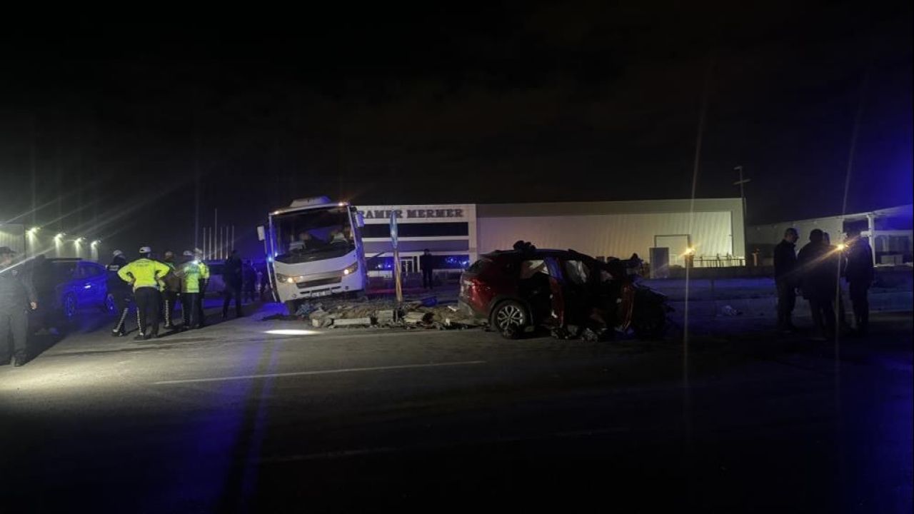 Polis minibüsü ile otomobil çarpıştı: Ölü ve çok sayıda yaralı var! - 1. Resim