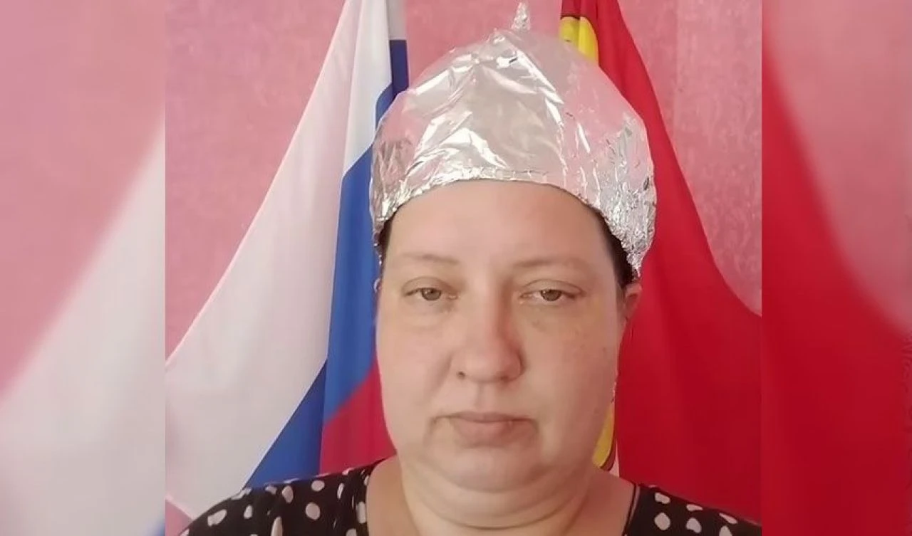 Rus öğretmenler şakanın kurbanı oldu! Putin'in adamı gibi davranıp 'Anavatanın Miğferlerini' taktırttı