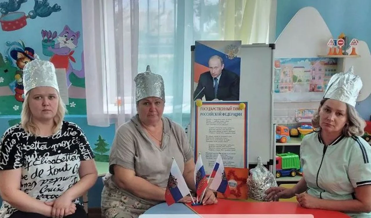 Rus öğretmenler şakanın kurbanı oldu! Putin'in adamı gibi davranıp 'Anavatanın Miğferlerini' taktırttı