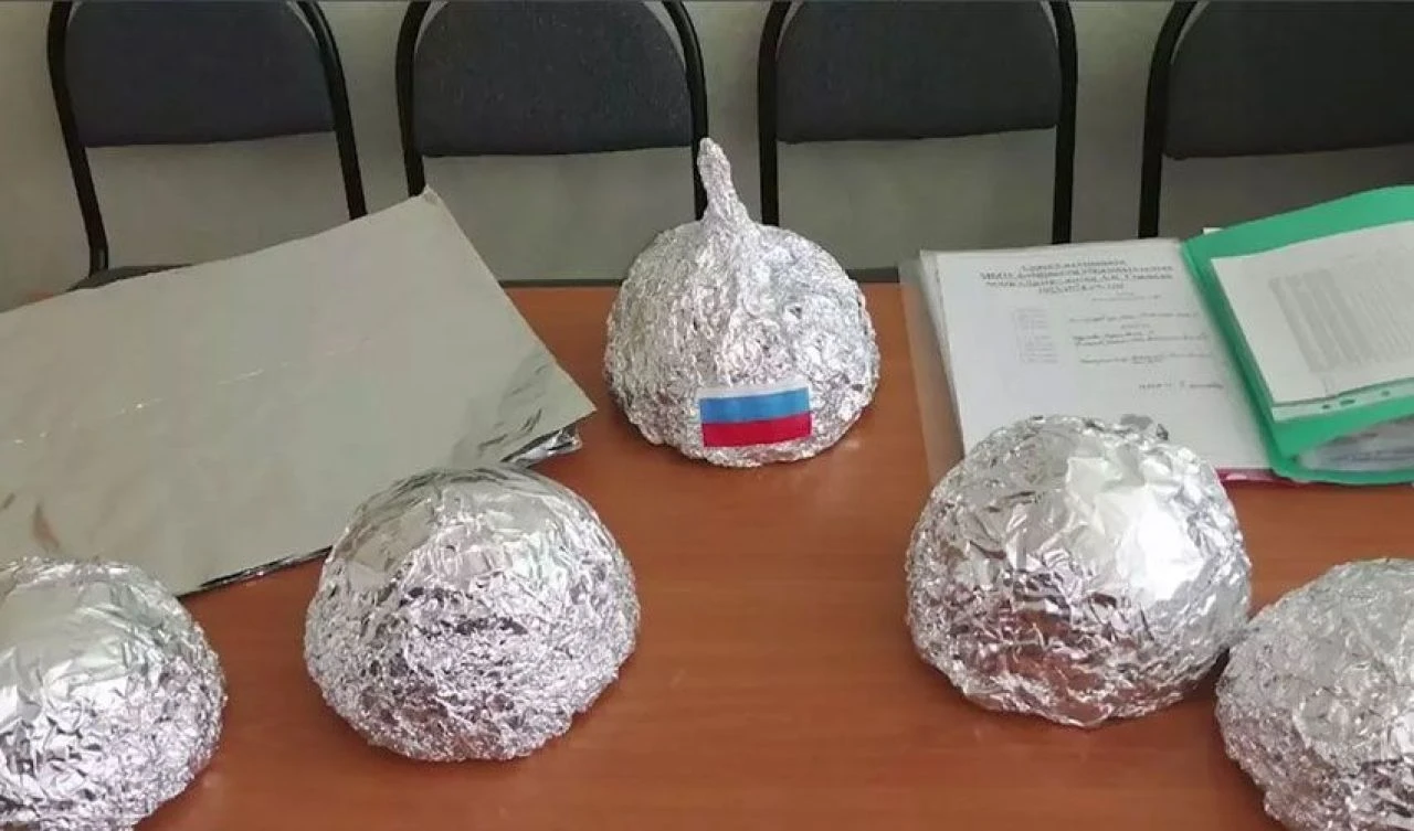 Rus öğretmenler şakanın kurbanı oldu! Putin'in adamı gibi davranıp 'Anavatanın Miğferlerini' taktırttı