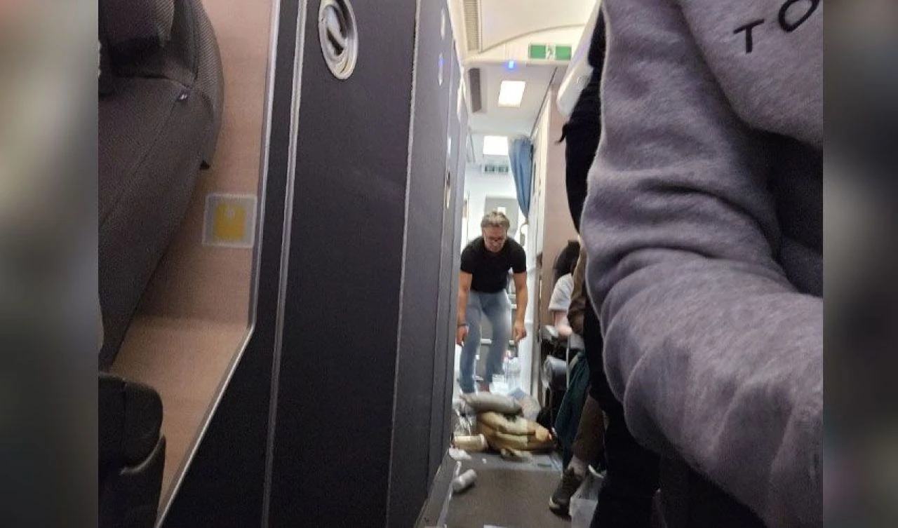 Uçaktaki yolcular tavandan geri sekti! Şiddetli türbülansın dehşet dolu anları - 1. Resim