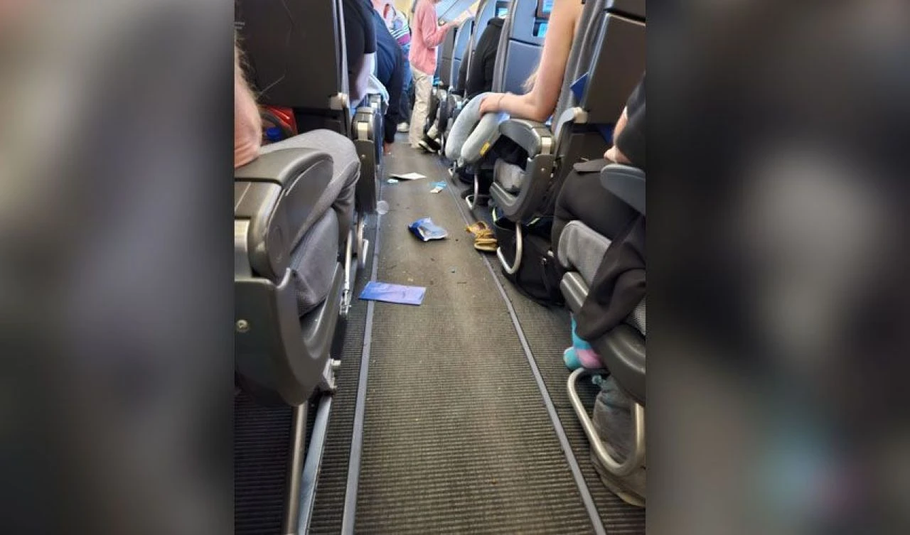 Uçaktaki yolcular tavandan geri sekti! Şiddetli türbülansın dehşet dolu anları - 2. Resim